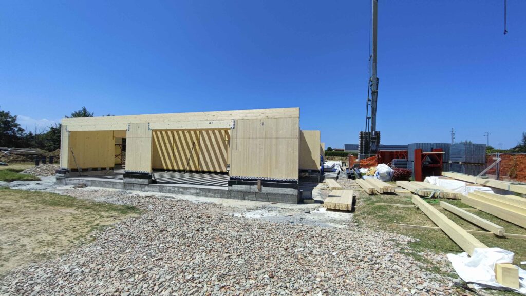 Montaggio delle pareti in legno di un edificio in cantiere a Spilamberto