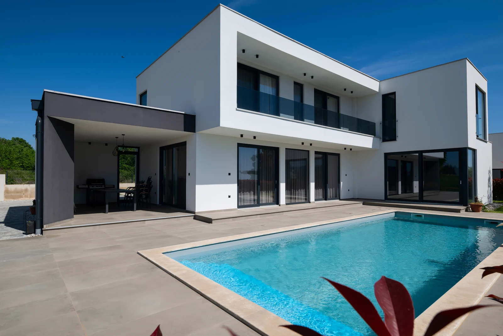 Esempio di facciata finita di una villa bianca e antracite