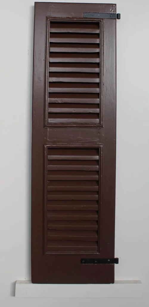 Anta di persiana in legno dopo il restauro, immagine dimostrativa