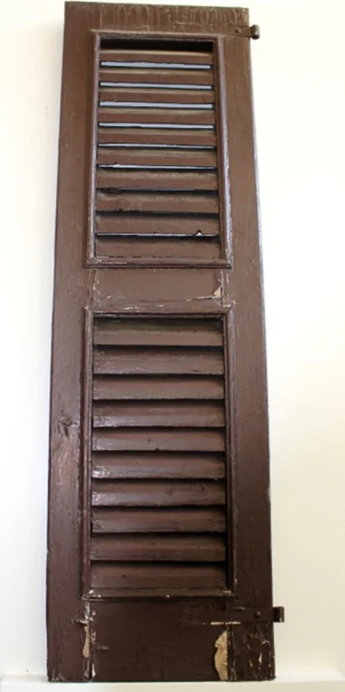 Anta di persiana in legno prima del restauro, immagine dimostrativa