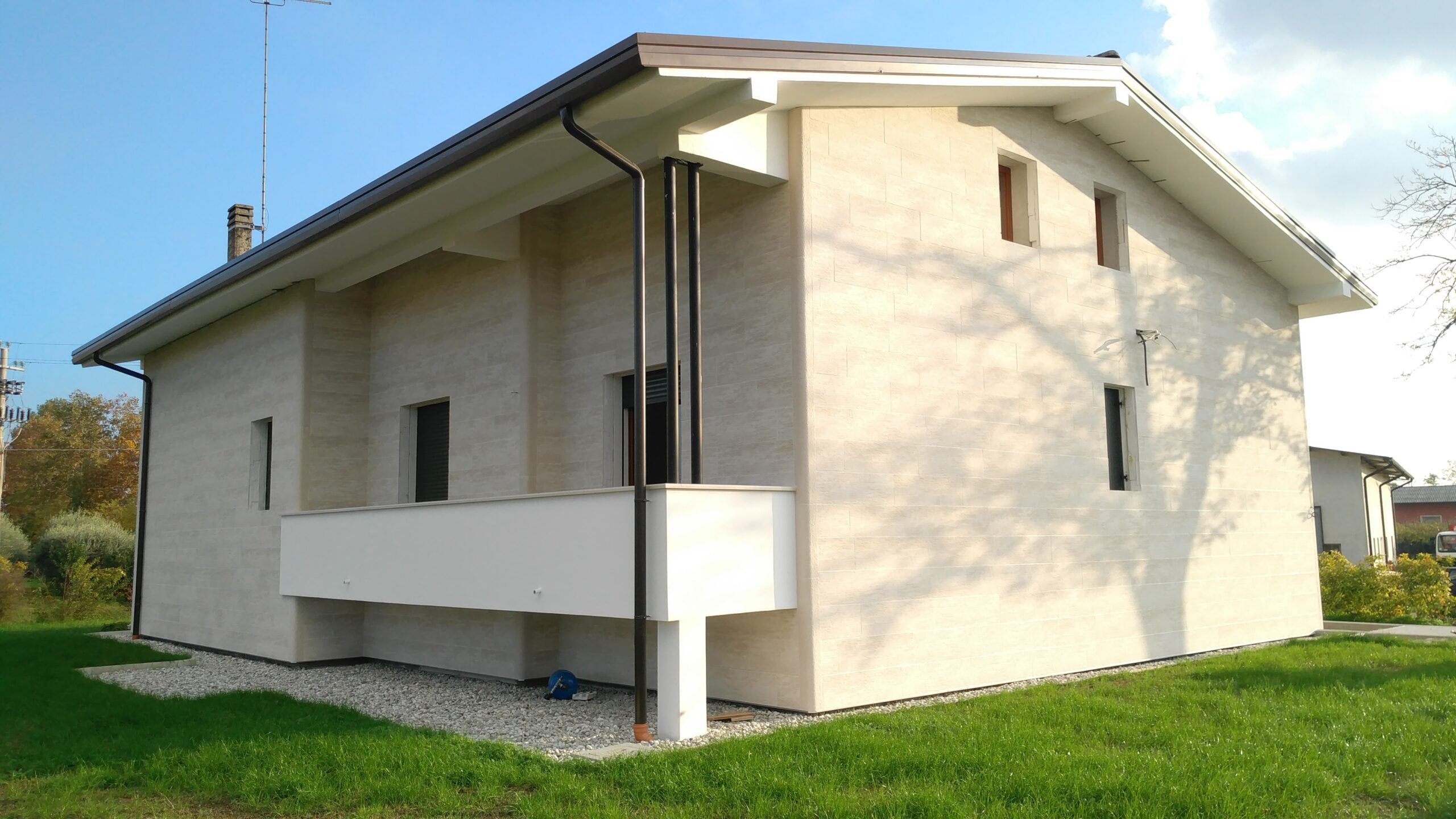 Casa rivestita con pannelli prefiniti Cappotto Corazzato Ardesia: finitura effetto pietra chiara