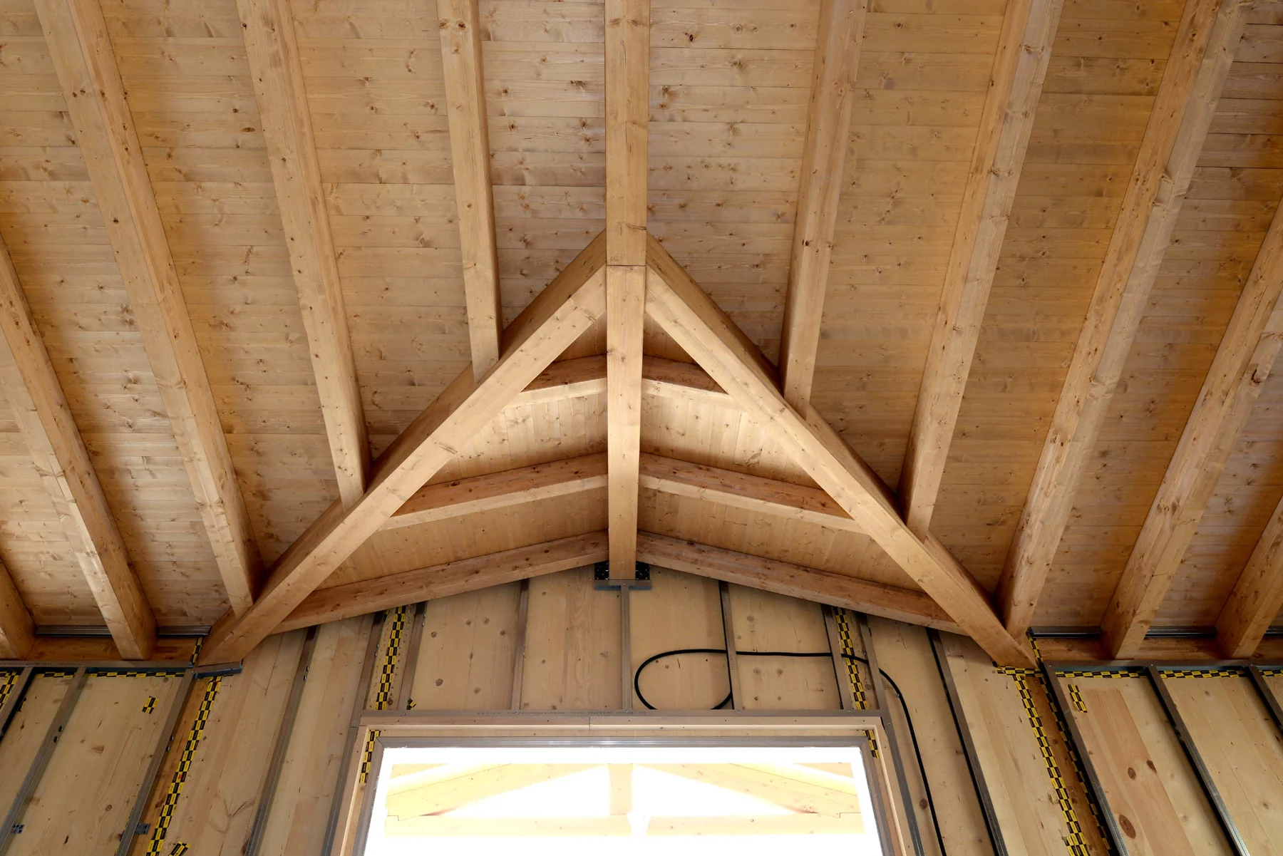 Struttura in legno della copertura vista dall’interno