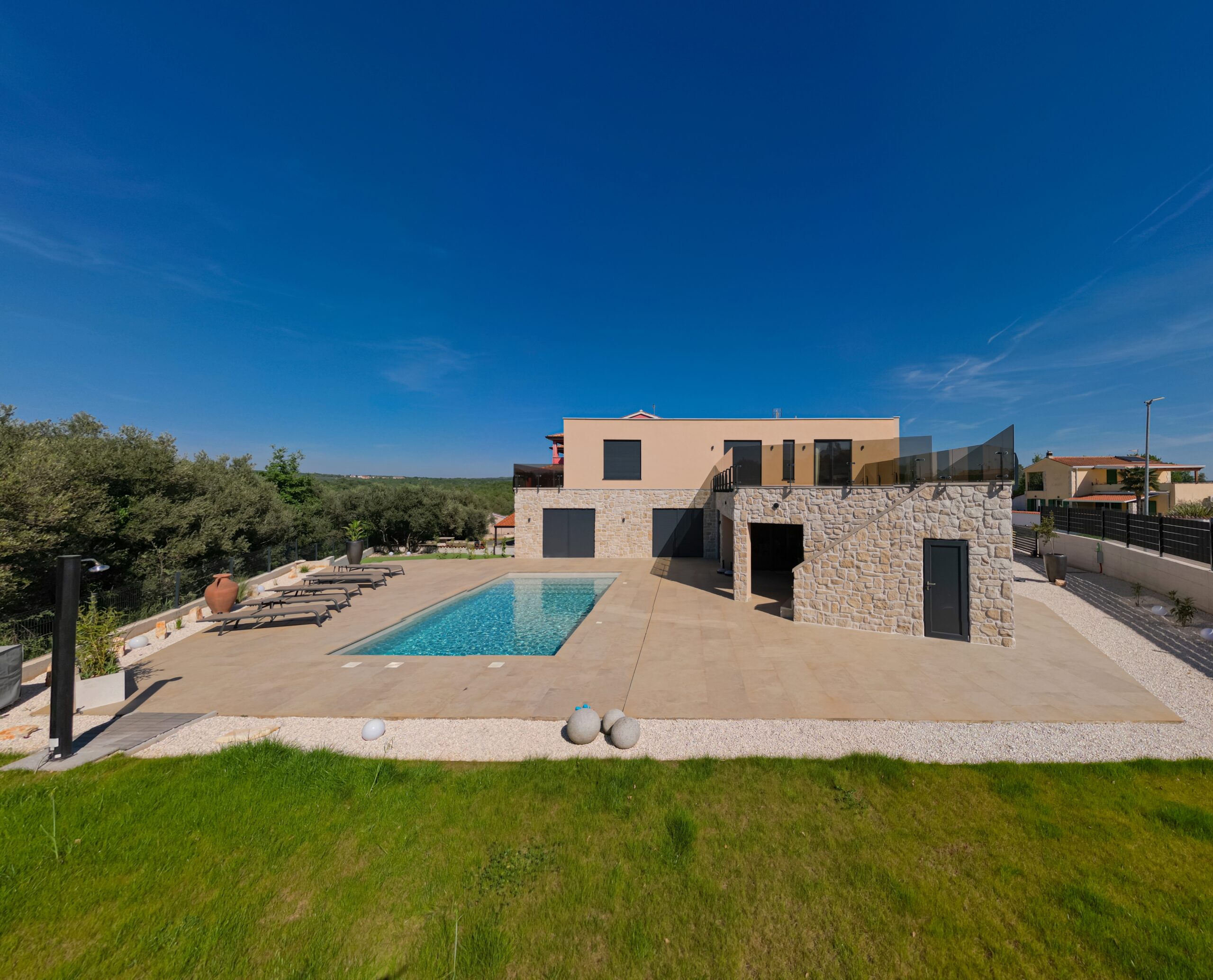La vista d’insieme della casa, del giardino e della piscina