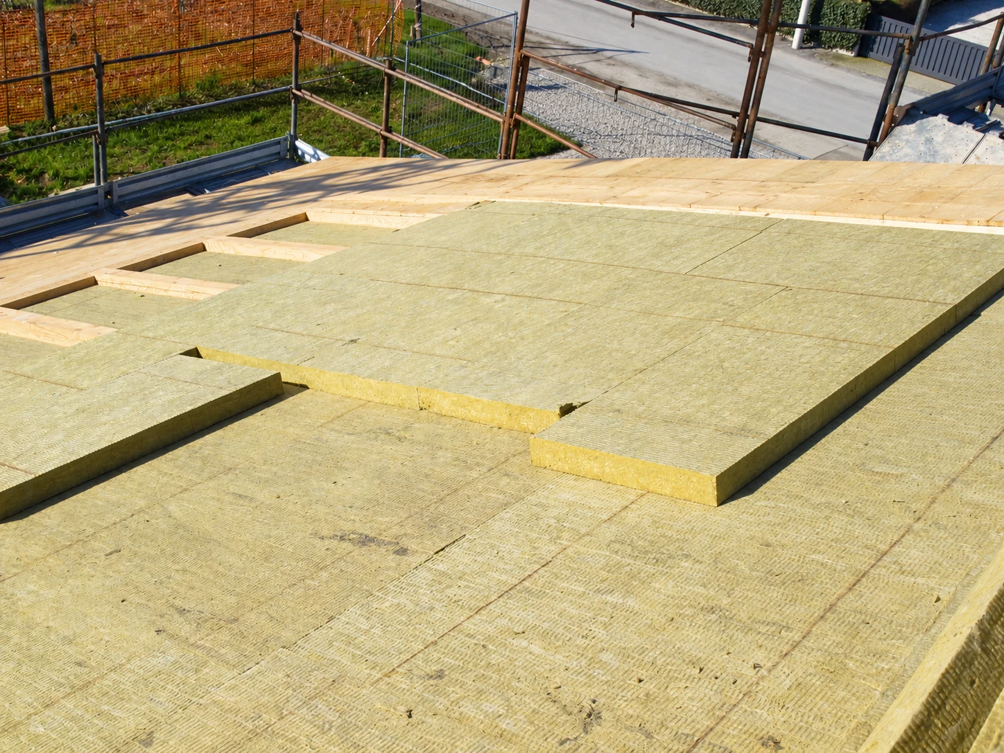 Pannelli isolanti posati sulla copertura di un cantiere a Brescia